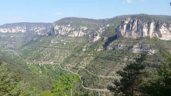 20180507_102924 - gorges de la jonte - montee au causse noirb.jpg